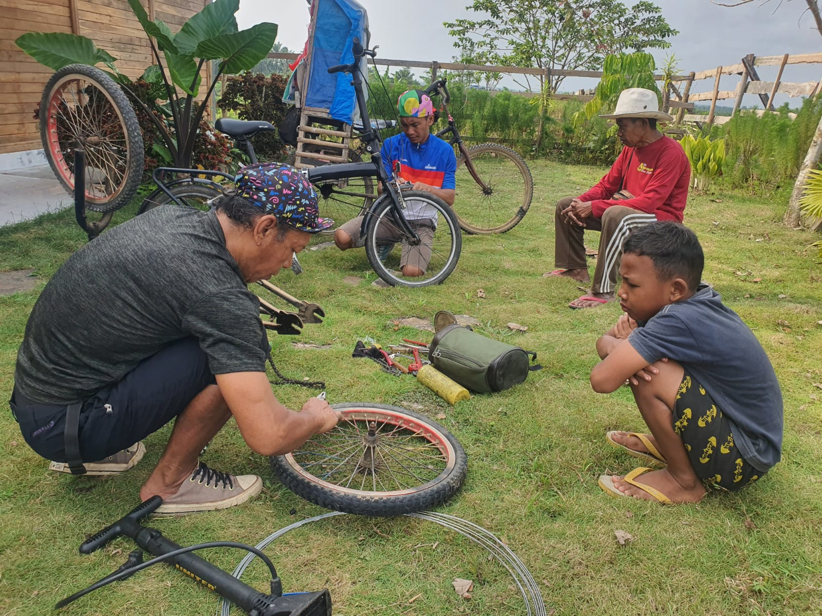 Bengkel Sepeda Gratis Untuk Masyarakat Cikeusik