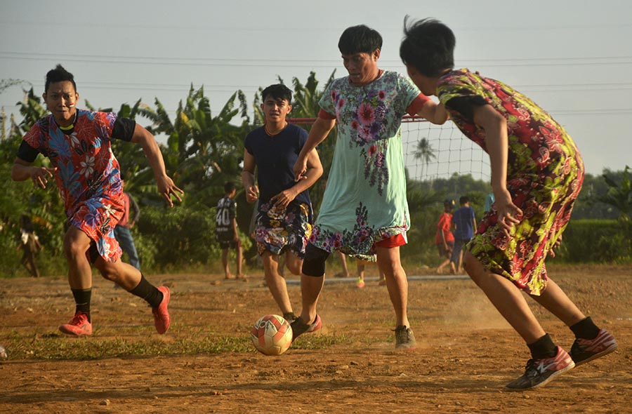 Lomba Sepak Bola 17an Memakai Daster 