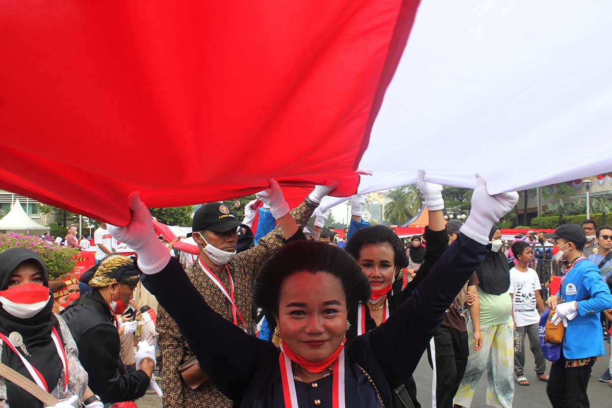 Puluhan Ribu Orang Ikuti Kirab Merah Putih