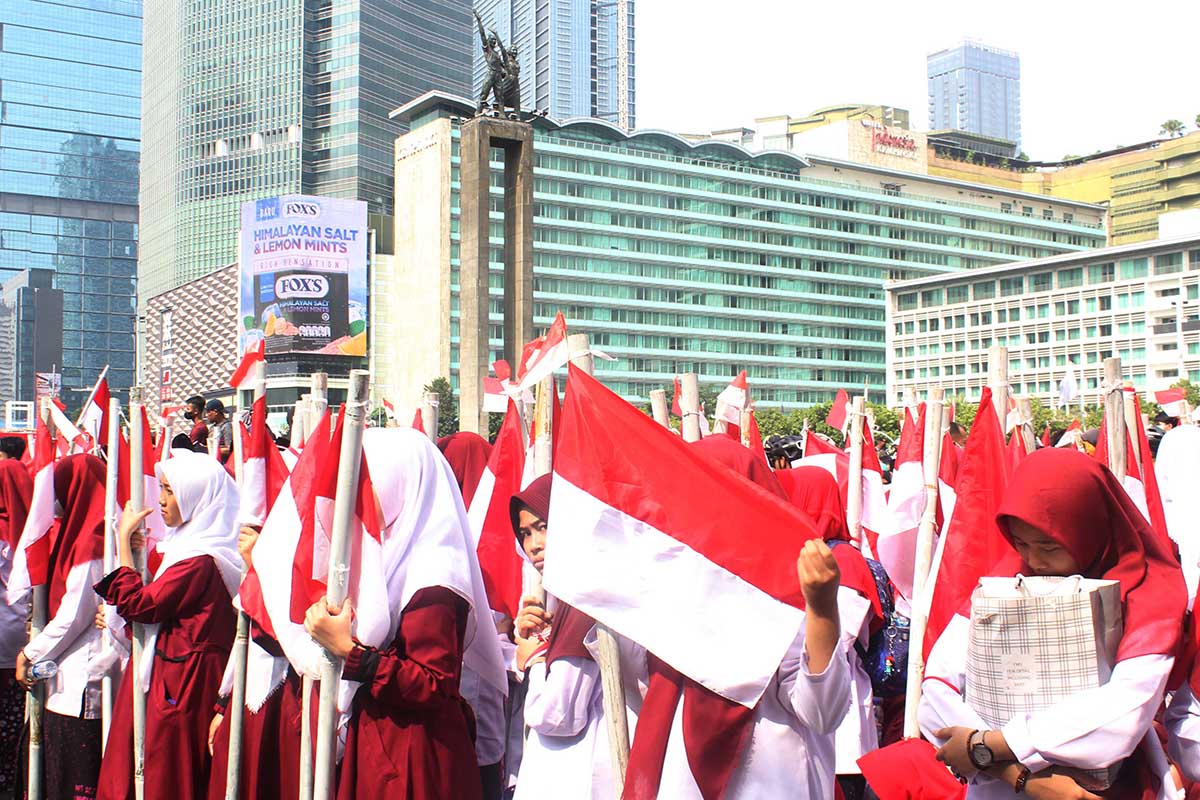 Puluhan Ribu Orang Ikuti Kirab Merah Putih