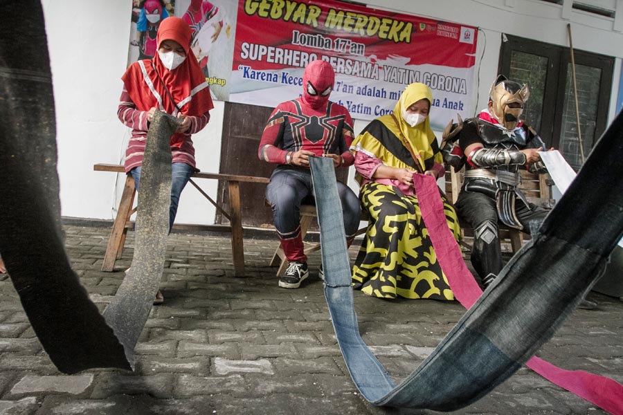Superhero Ikut Lomba 17an Menangkap Angsa 