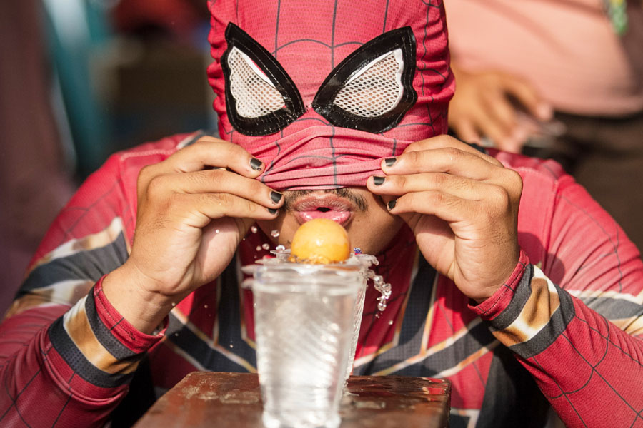 Superhero Ikut Lomba 17an Menangkap Angsa 