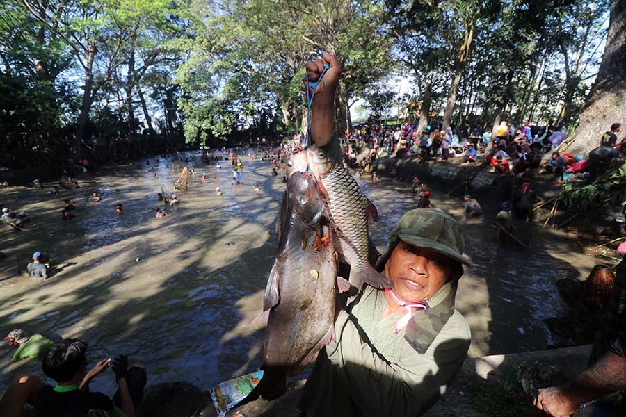 Tradisi Temurun Grobyak Ikan di Sumber Gundi Kediri Jawa Timur