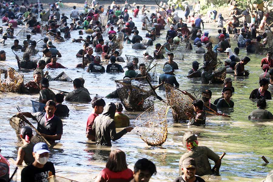 Tradisi Temurun Grobyak Ikan di Sumber Gundi Kediri Jawa Timur