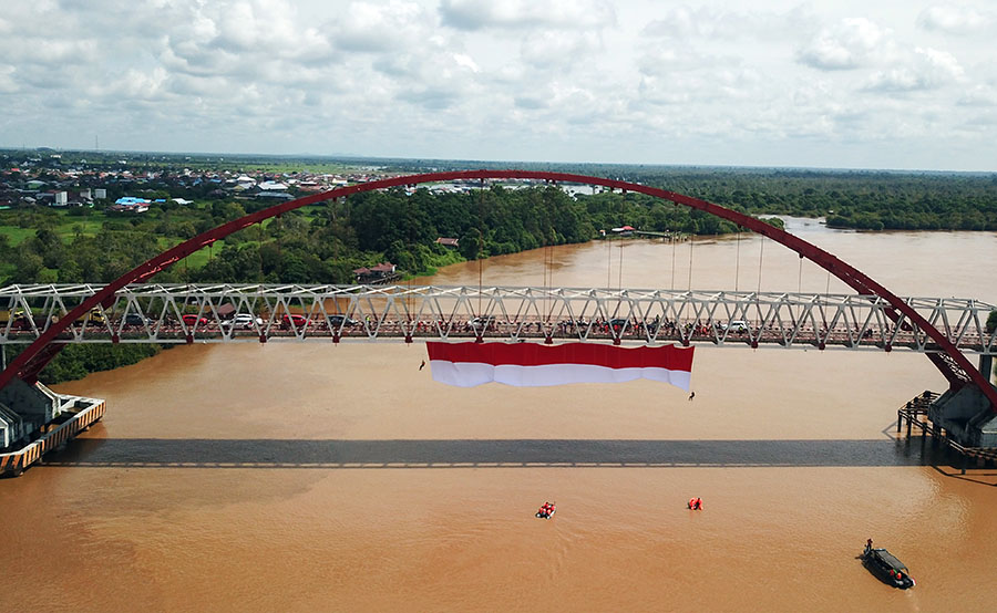 Pembentangan Bendera Merah Putih di Jembatan Kahayan Kalteng