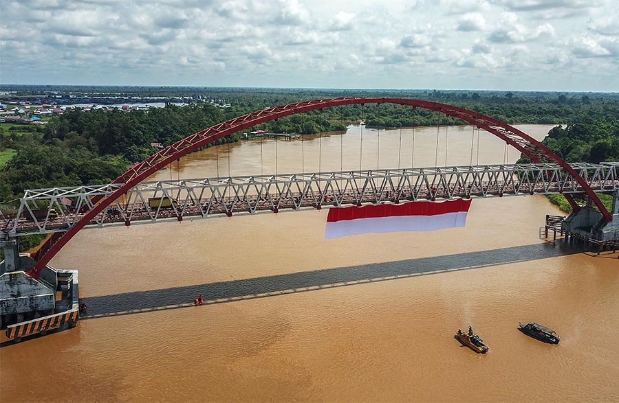 Pembentangan Bendera Merah Putih di Jembatan Kahayan Kalteng