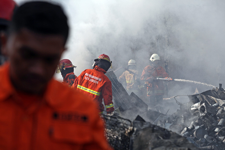 Kebakaran di Tempat Pengepulan Barang Bekas 