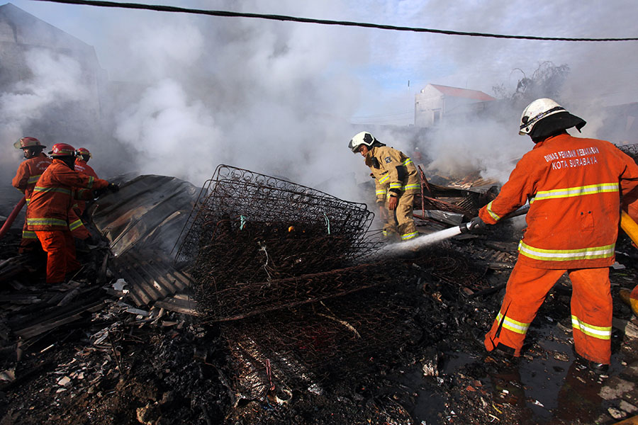 Kebakaran di Tempat Pengepulan Barang Bekas 