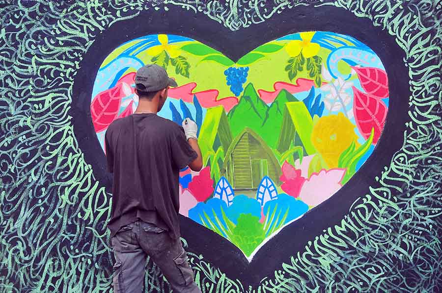 Aksi Seniman Mural Mengajak Jaga Kelestarian Alam 