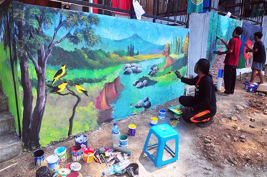 Aksi Seniman Mural Mengajak Jaga Kelestarian Alam 