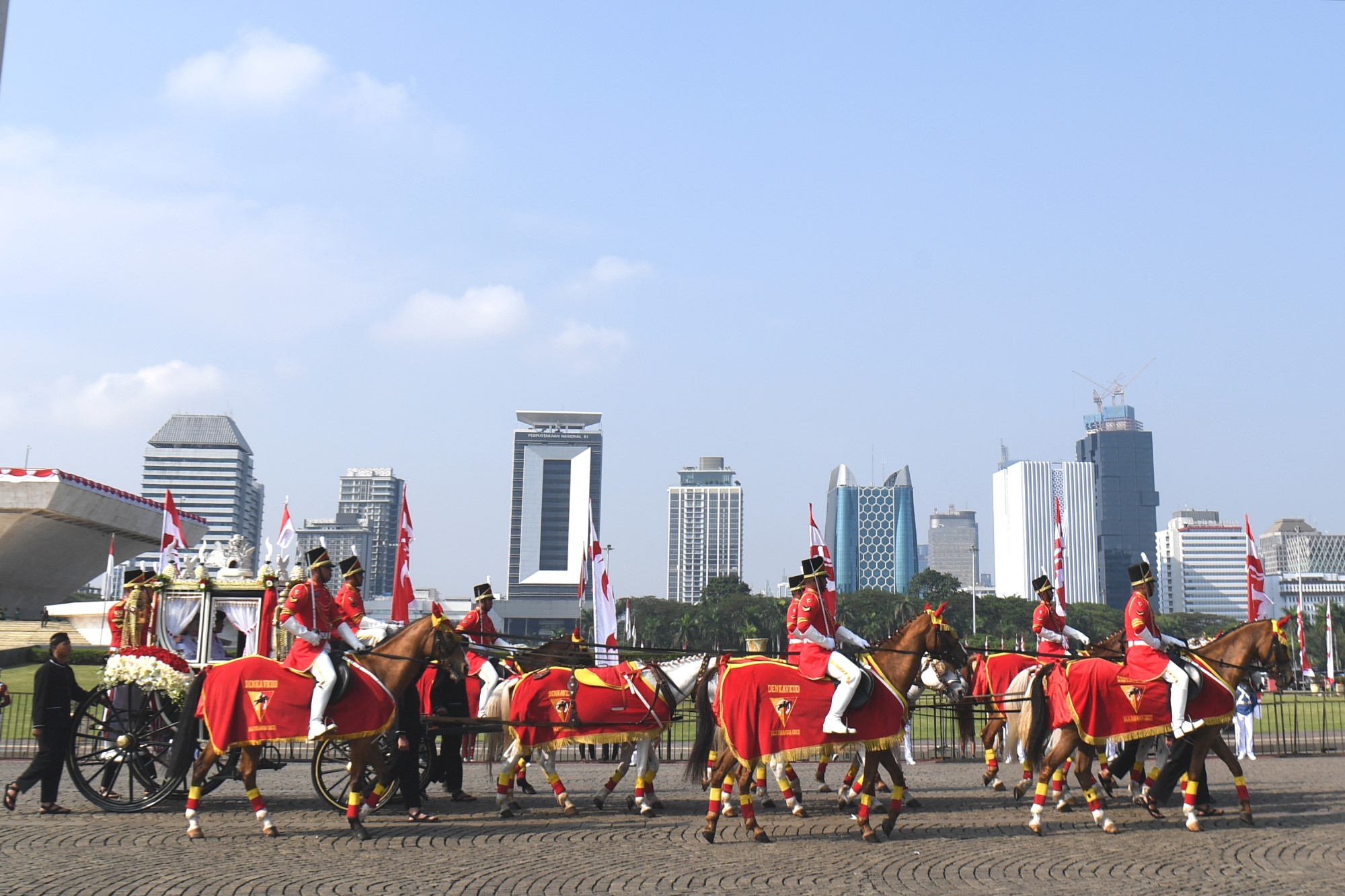 Parade Kirab Bendera Pusaka dari Monas Menuju Istana Merdeka 
