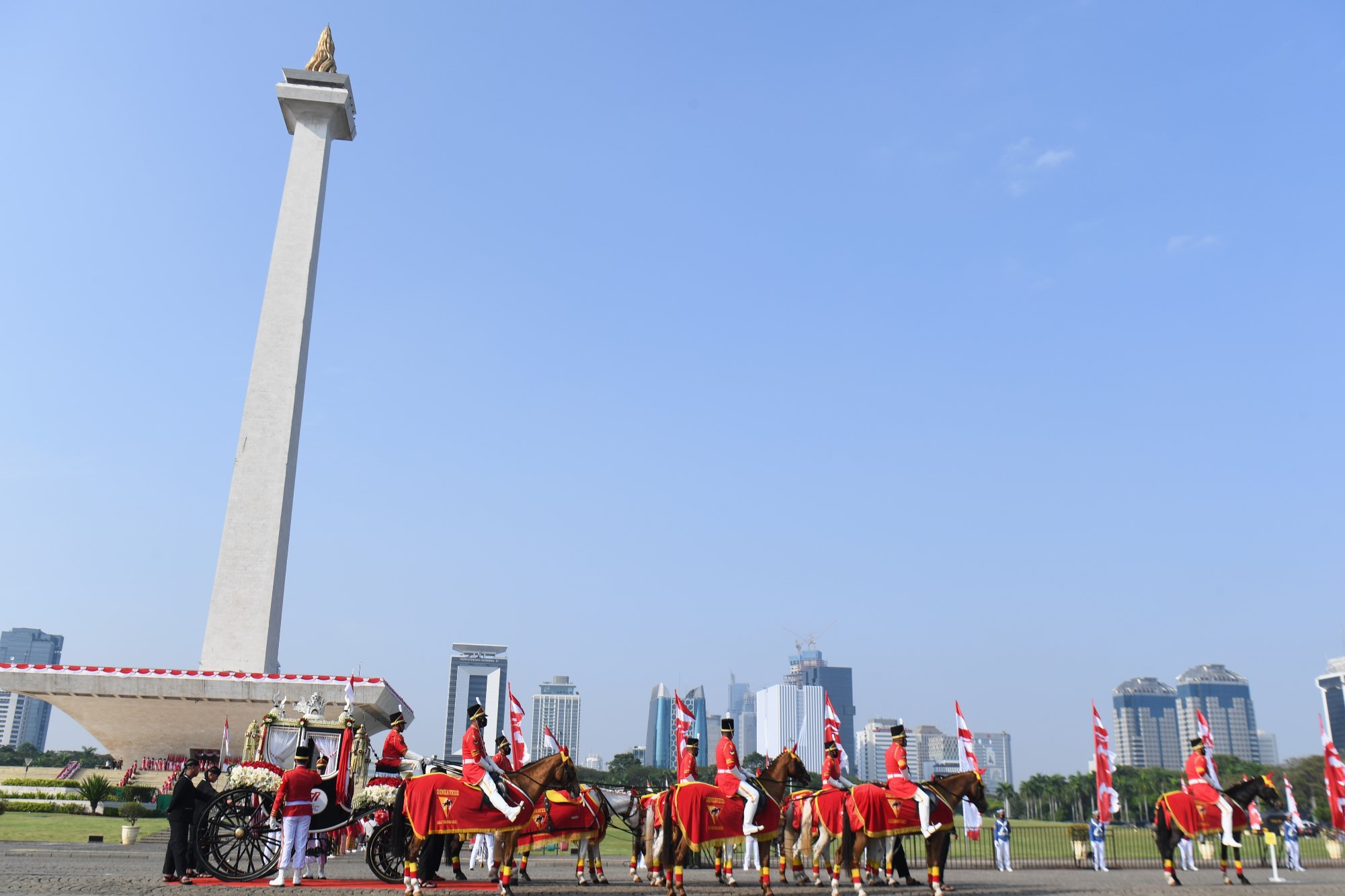 Parade Kirab Bendera Pusaka dari Monas Menuju Istana Merdeka 