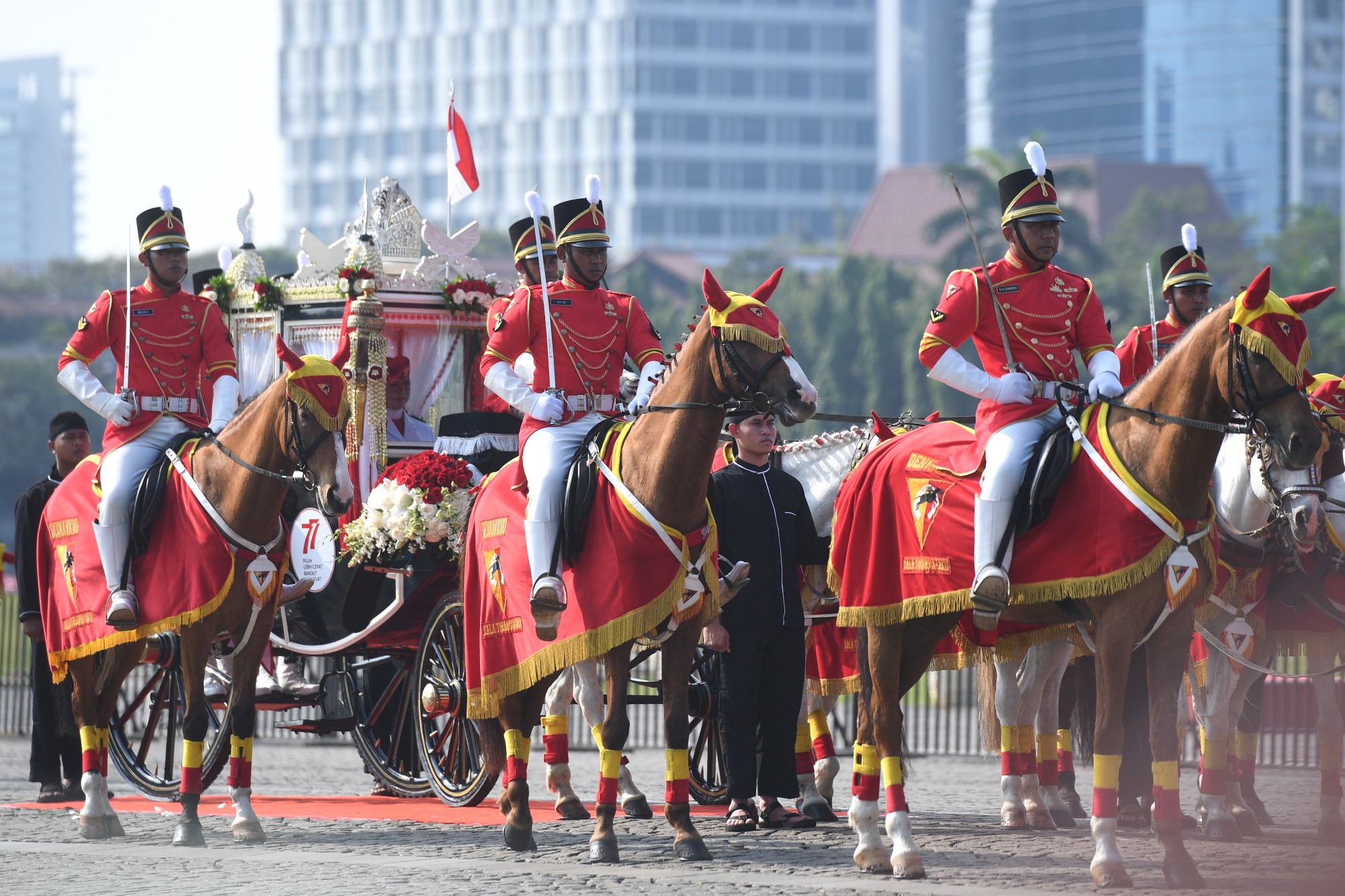 Parade Kirab Bendera Pusaka dari Monas Menuju Istana Merdeka 