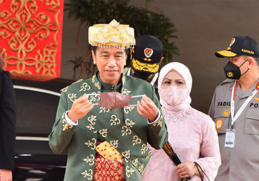 Presiden Jokowi Memakai Baju Adat Bangka Belitung 