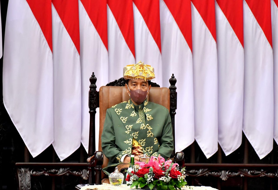 Presiden Jokowi Memakai Baju Adat Bangka Belitung 