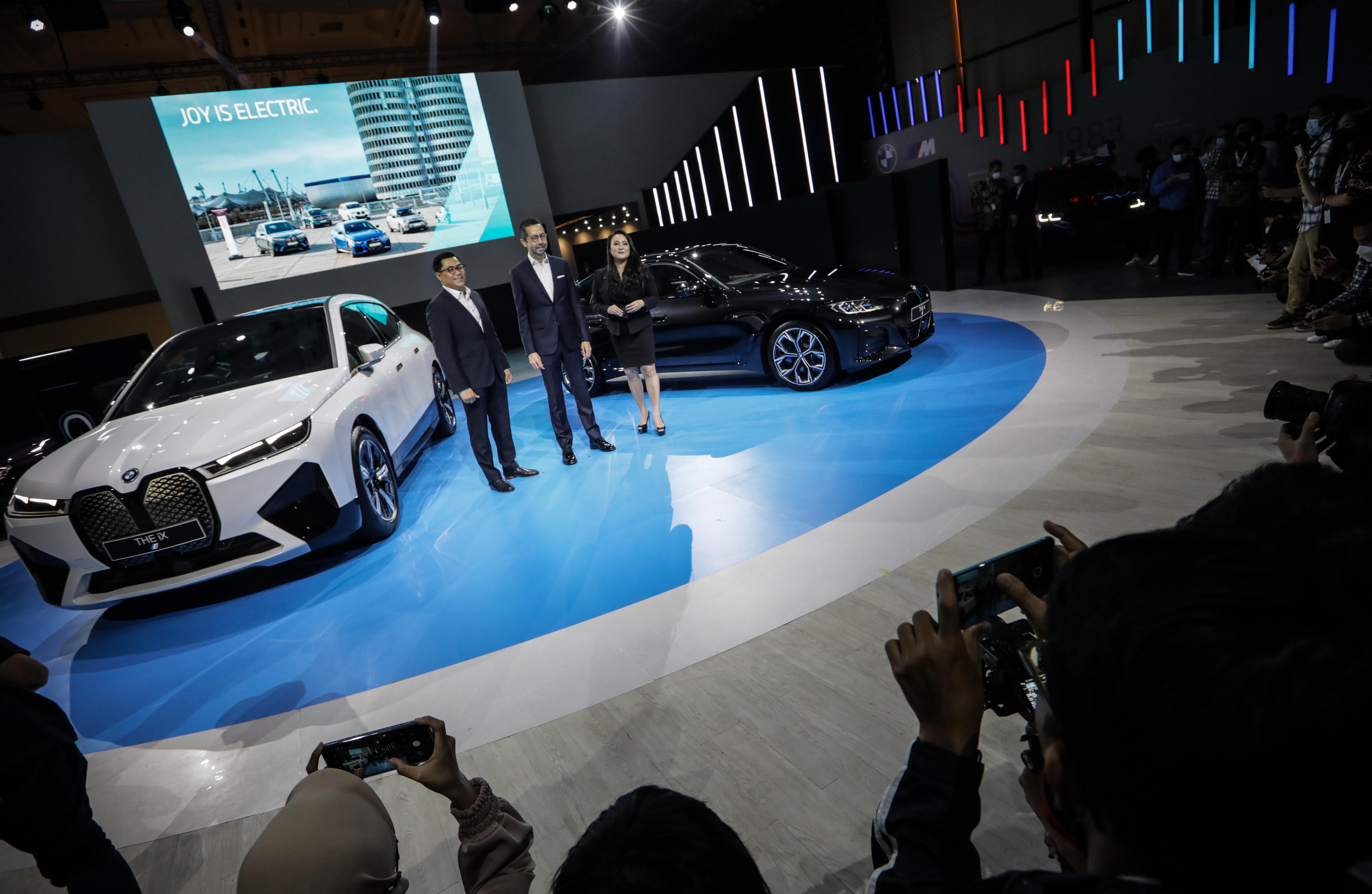 Mobil Listrik BMW iX dan i4 