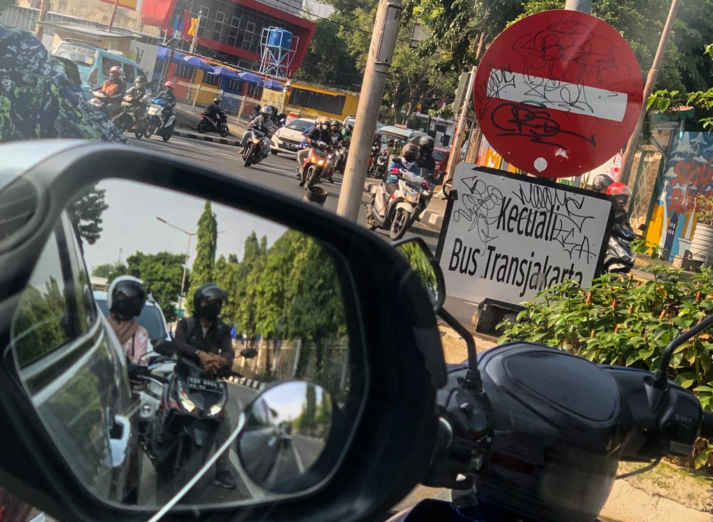 Vandalisme Rambu Lalu Lintas di Jakarta