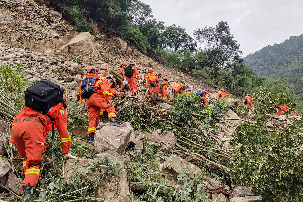 Upaya Penyelamatan Korban Gempa Sichuan