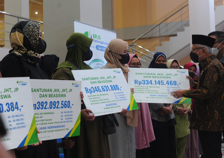 Wapres Serahkan Bantuan