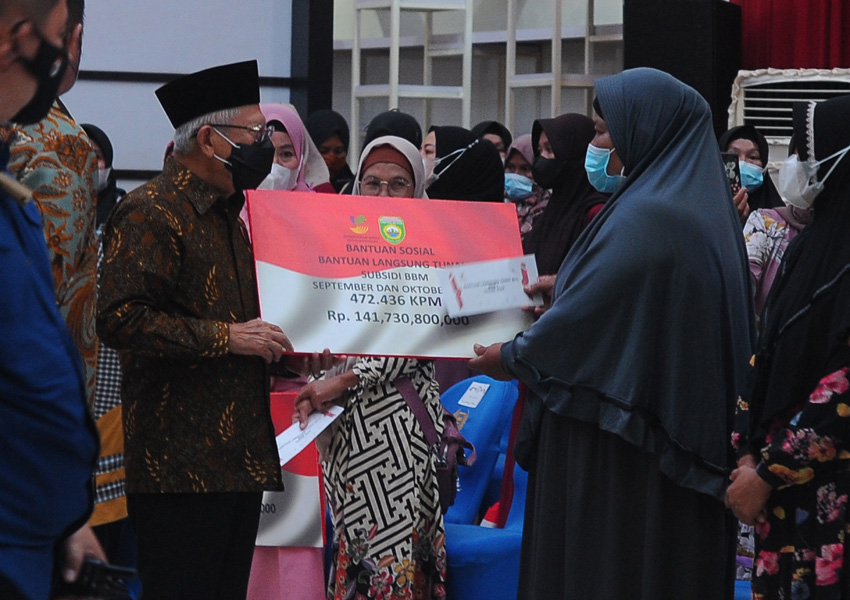 Wapres Serahkan Bantuan