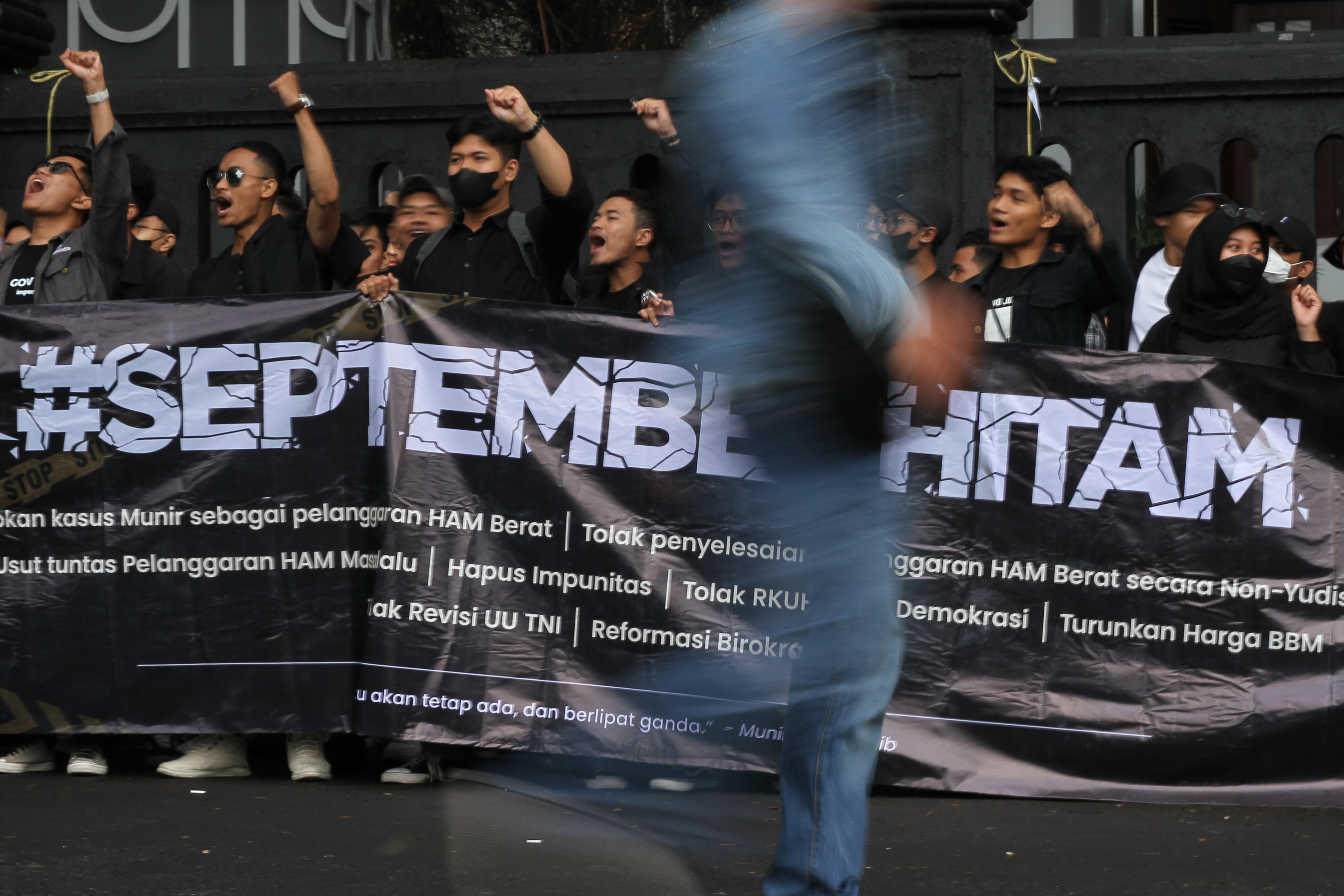 Aksi Kamisan Mengenang 18 Tahun Kasus Munir