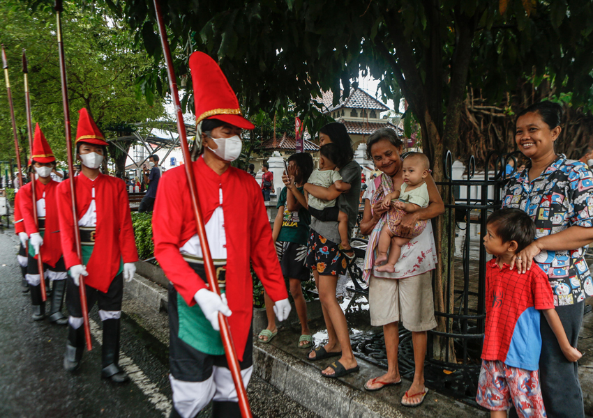 Pergantian Prajurit Jaga Kraton Yogyakarta