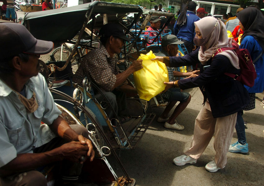 Pembagian Sembako Untuk Warga Kurang Mampu