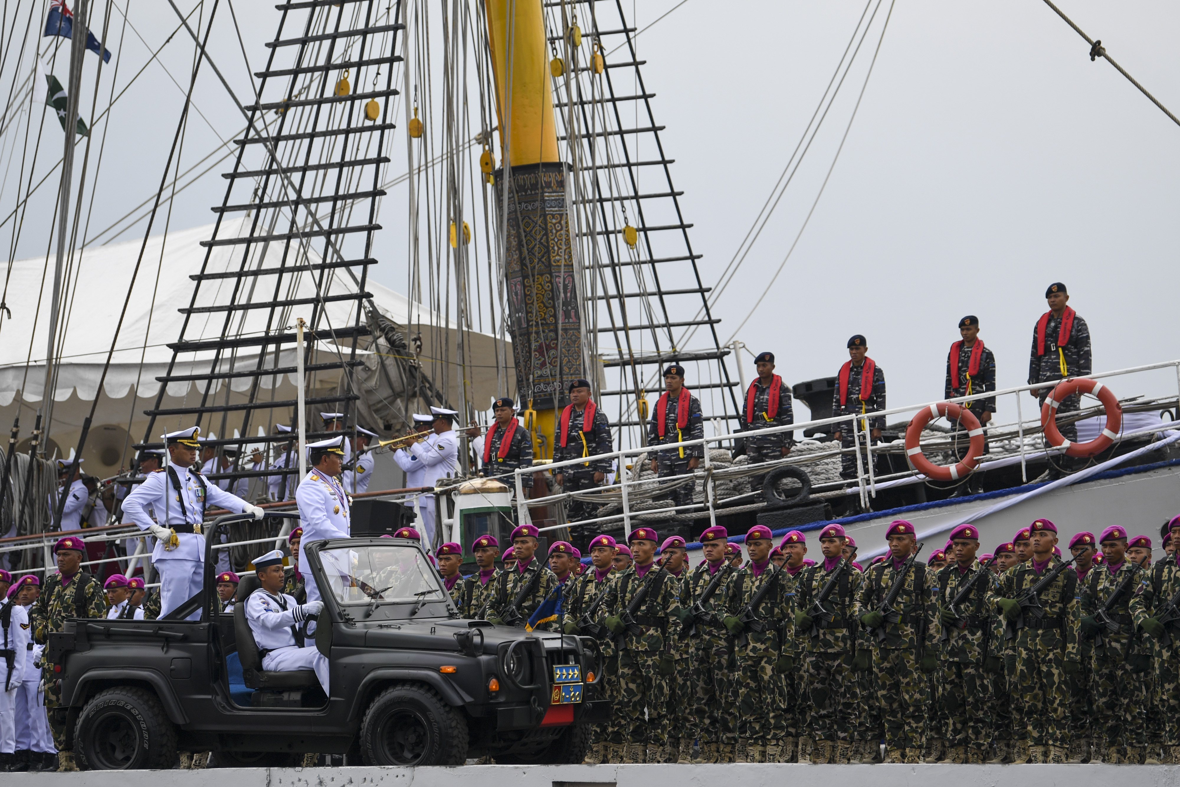 Upacara HUT ke-77 TNI AL