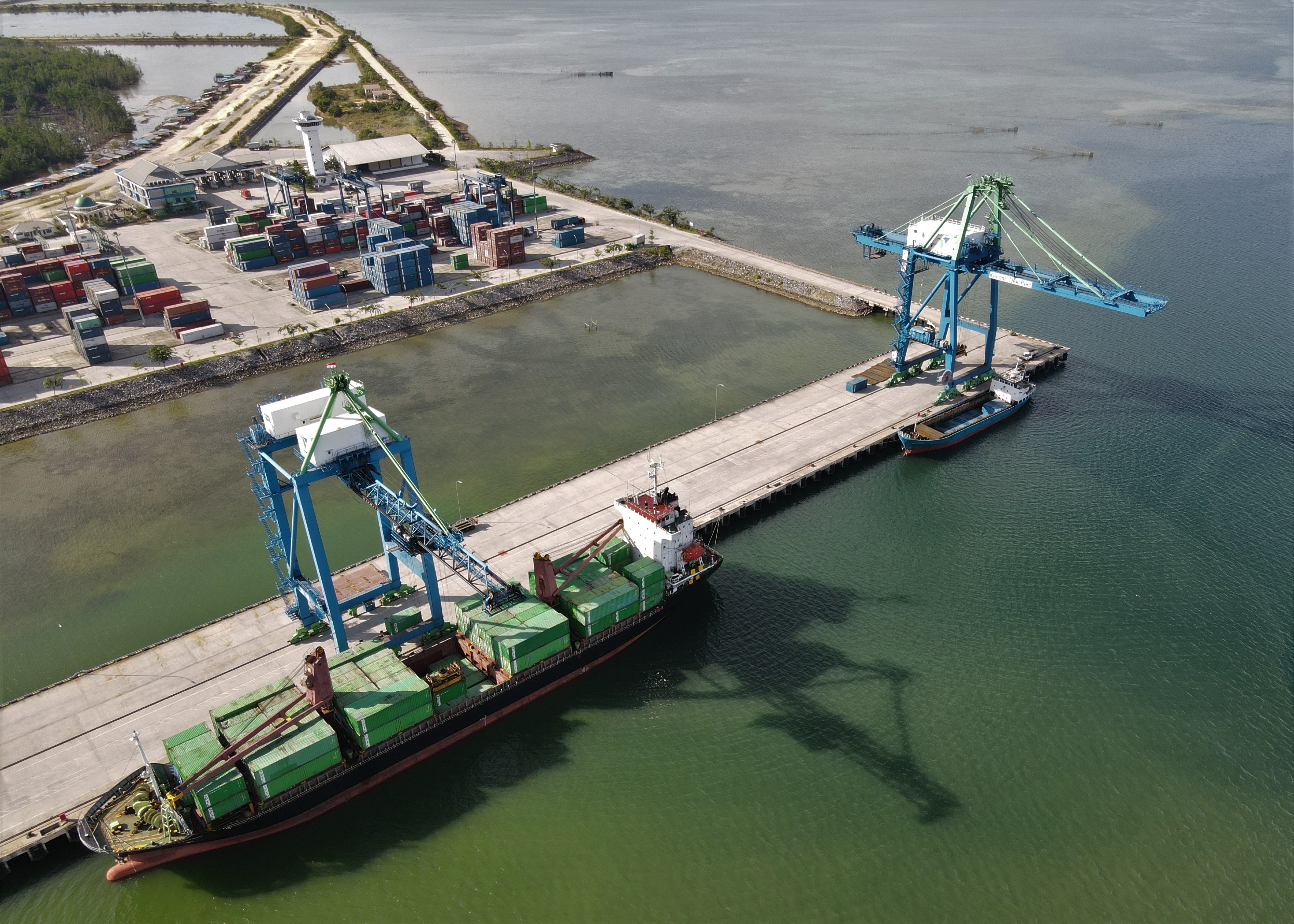 Aktivitas Bongkar Muat pelindo IV Kendari