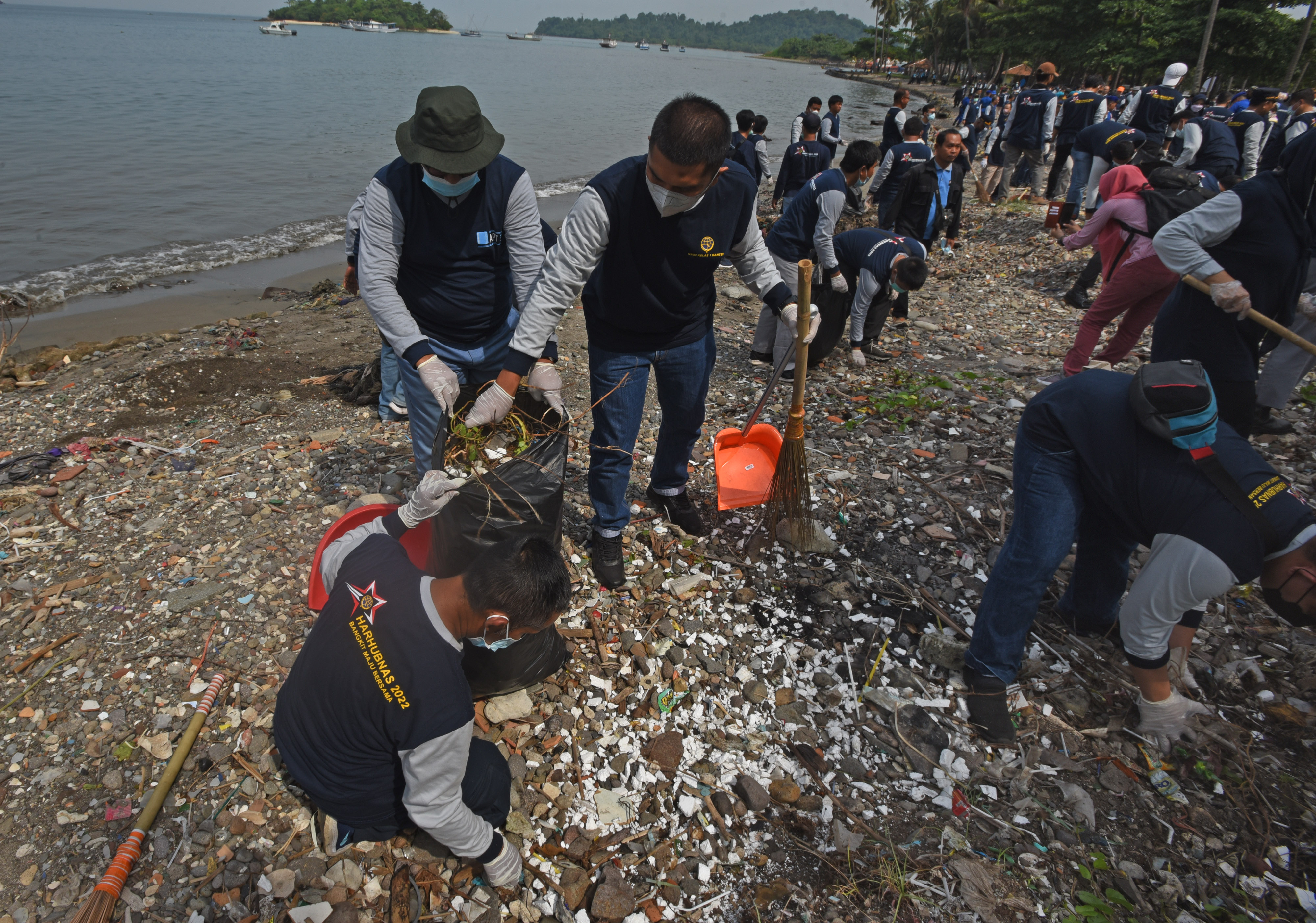 Aksi Membersihkan Pantai dari Sampah