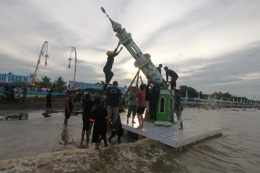 Pemindahan Menara Adat Jelang Mandi Safar