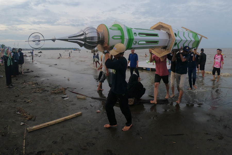 Pemindahan Menara Adat Jelang Mandi Safar