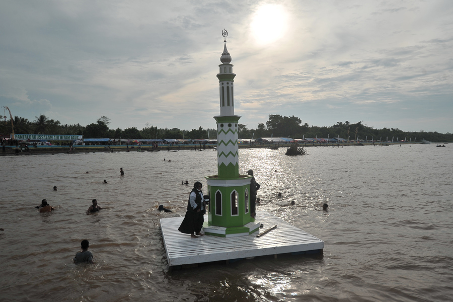 Pemindahan Menara Adat Jelang Mandi Safar