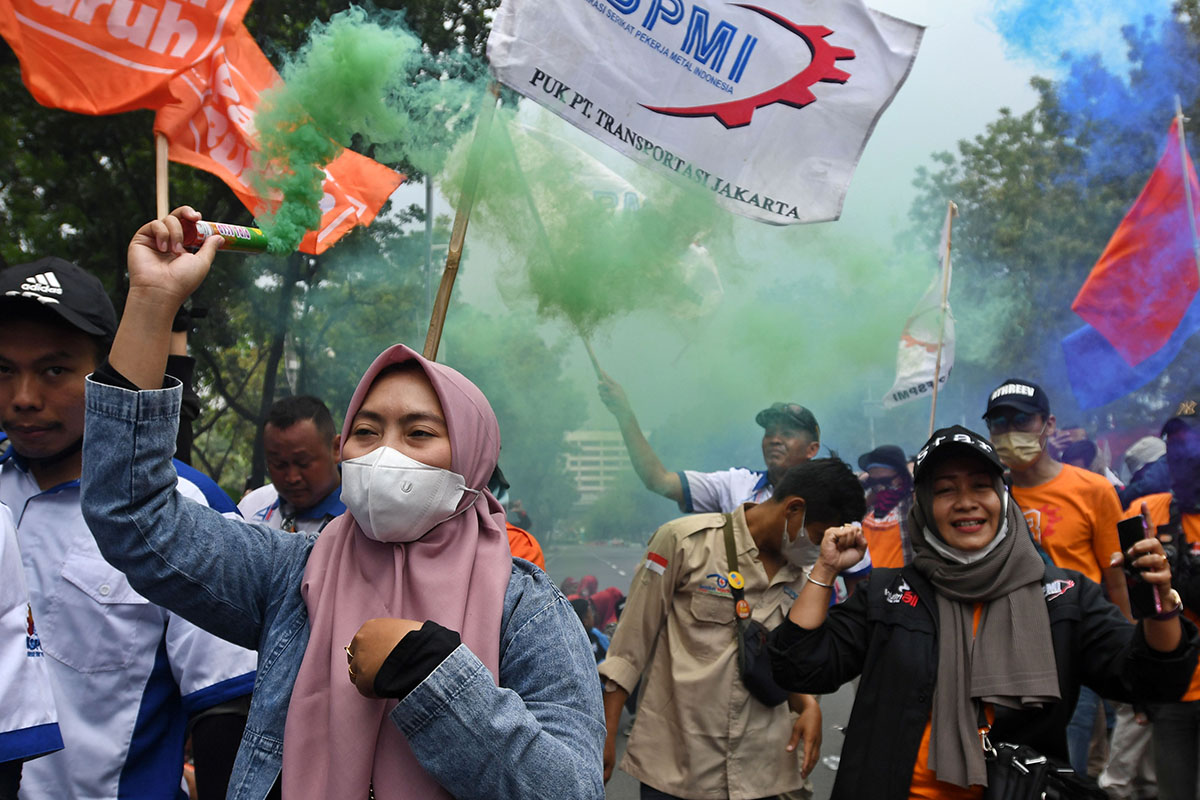 Aksi Massa Buruh Tuntut Kenaikan UMP Jakarta