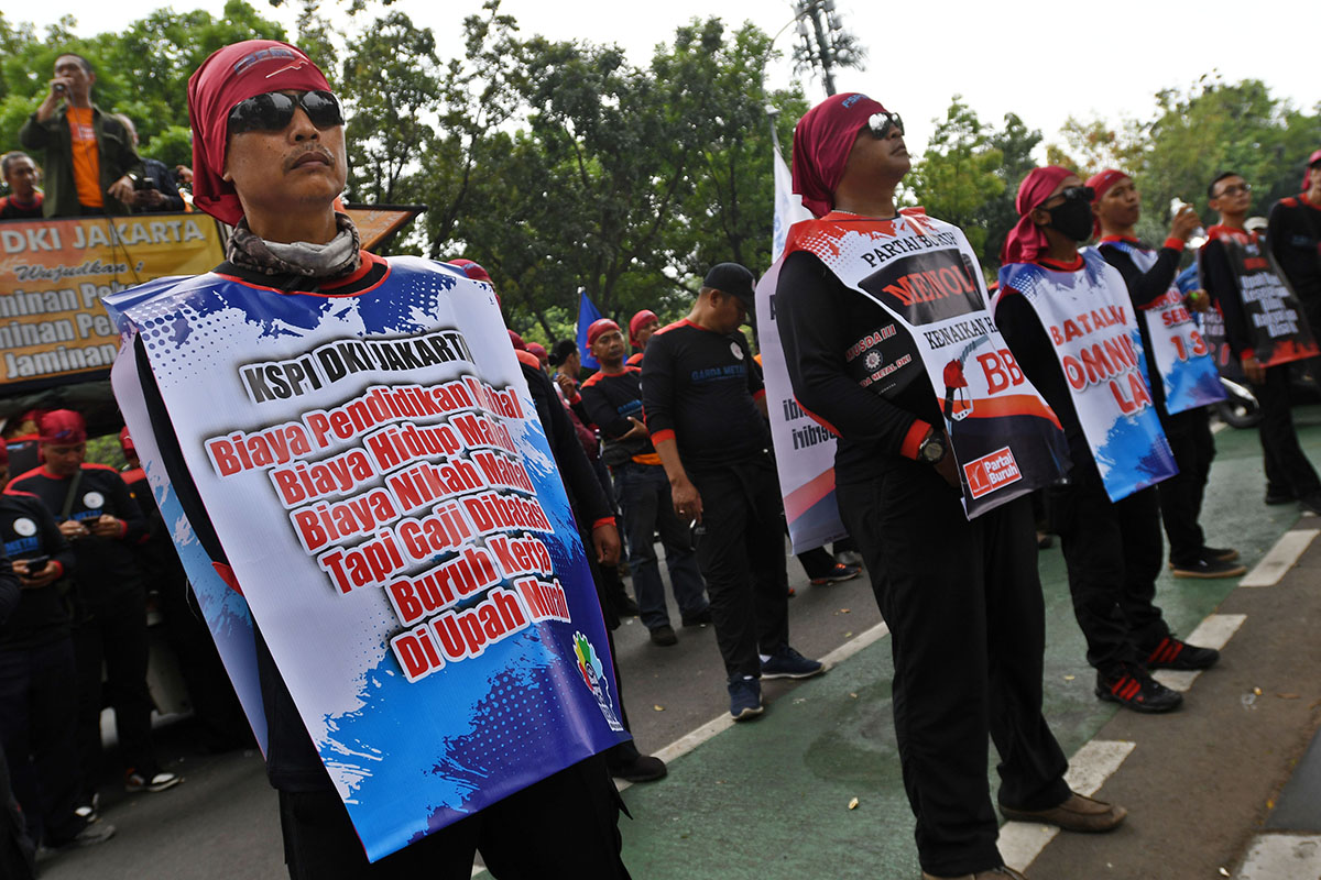 Aksi Massa Buruh Tuntut Kenaikan UMP Jakarta