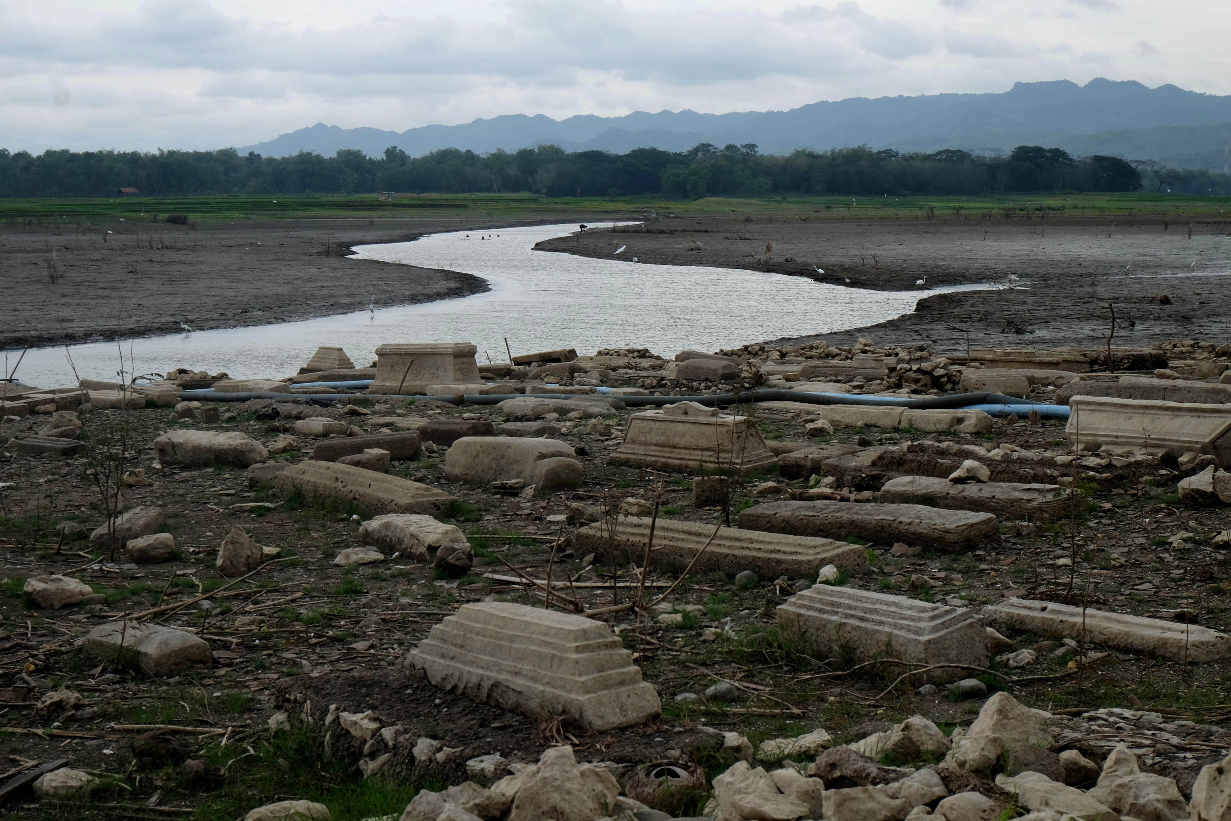 Makam Muncul saat Kemaru di Waduk Gajah Mungkur