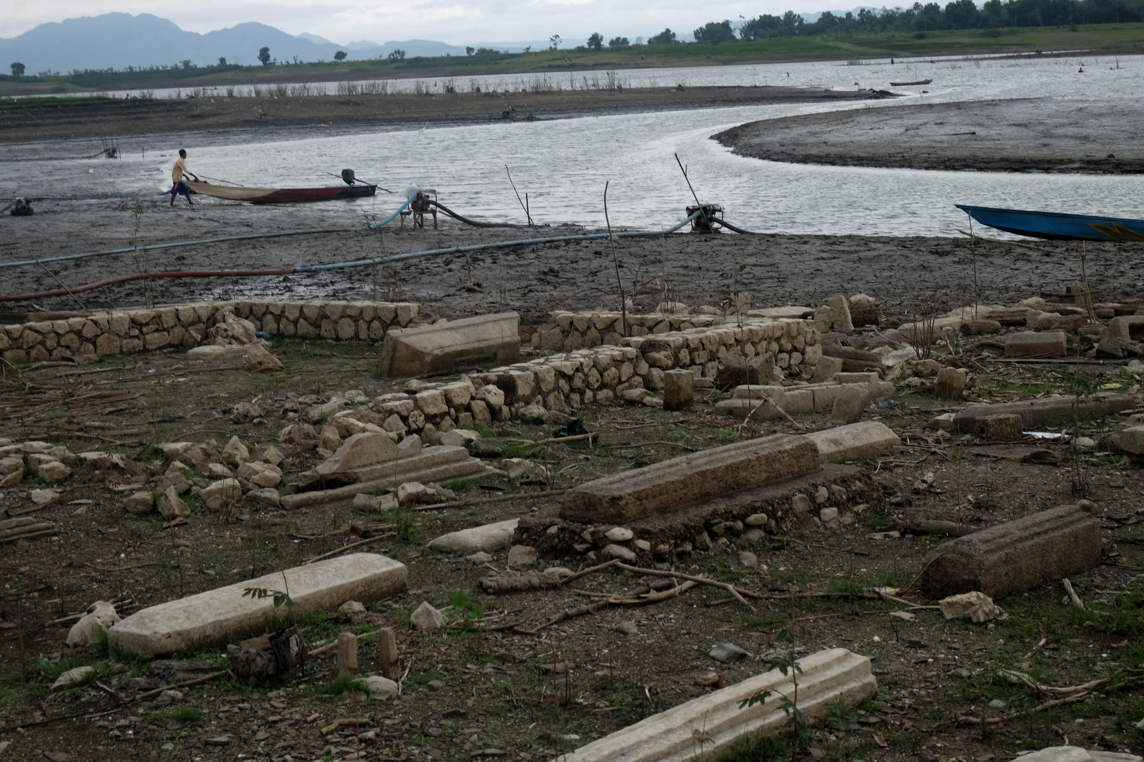 Makam Muncul saat Kemaru di Waduk Gajah Mungkur