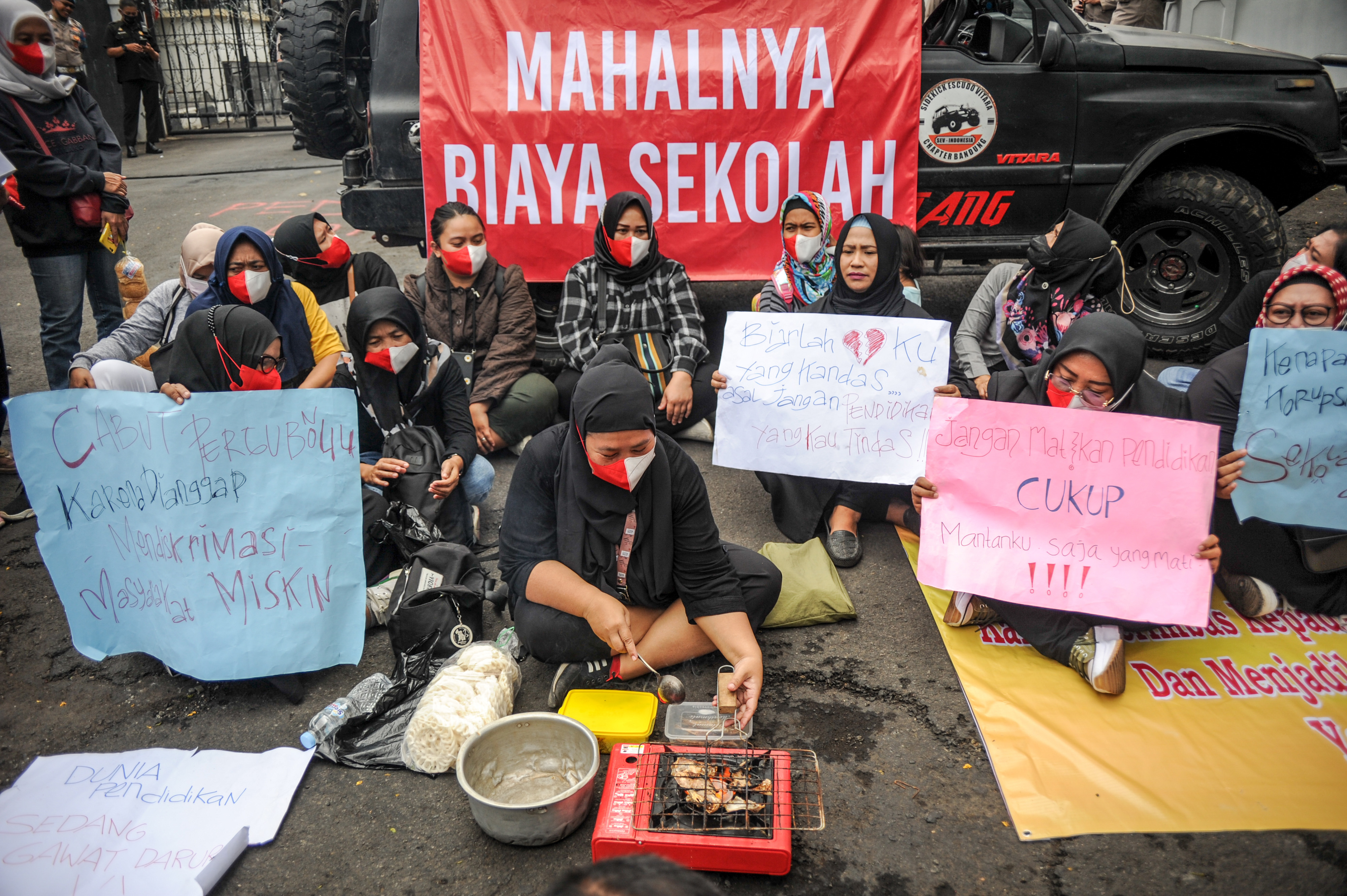 Aksi Tolak Mahalnya Biaya Sekolah di Jawa Barat
