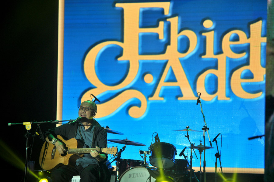 Penampilan Ebiet G Ade Di Festival Batanghari