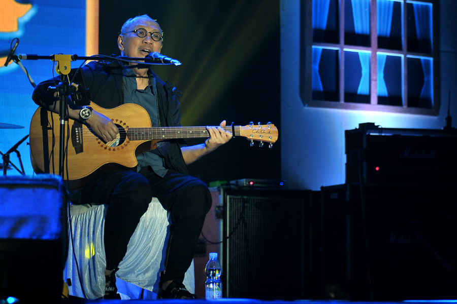 Penampilan Ebiet G Ade Di Festival Batanghari