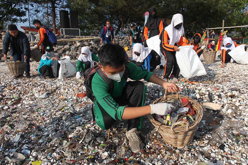 Aksi Bersih  Sampah di Pantai Kenjeran