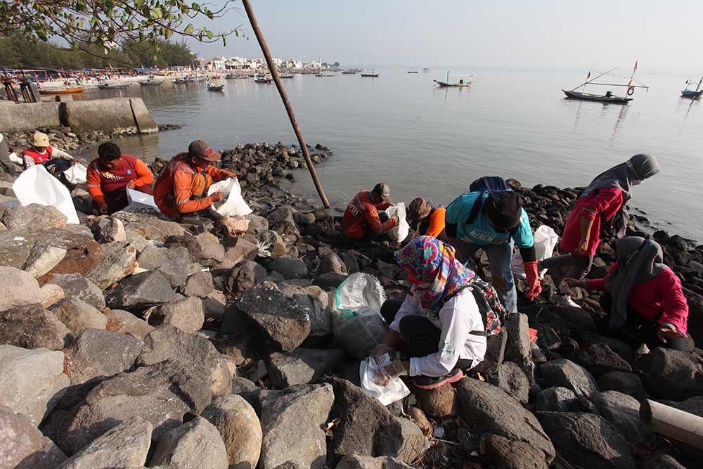 Aksi Bersih  Sampah di Pantai Kenjeran