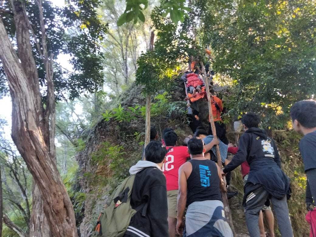 Tim Basarnas Mengevakuasi Pendaki yang Terjatuh di Jurang 