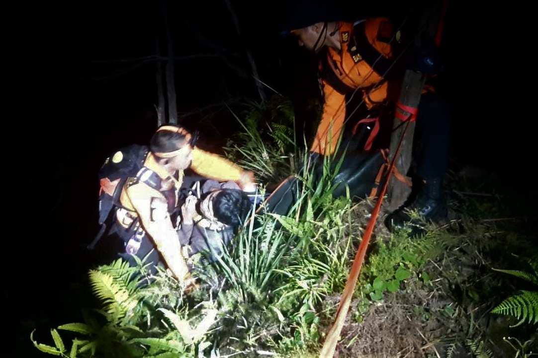 Tim Basarnas Mengevakuasi Pendaki yang Terjatuh di Jurang 