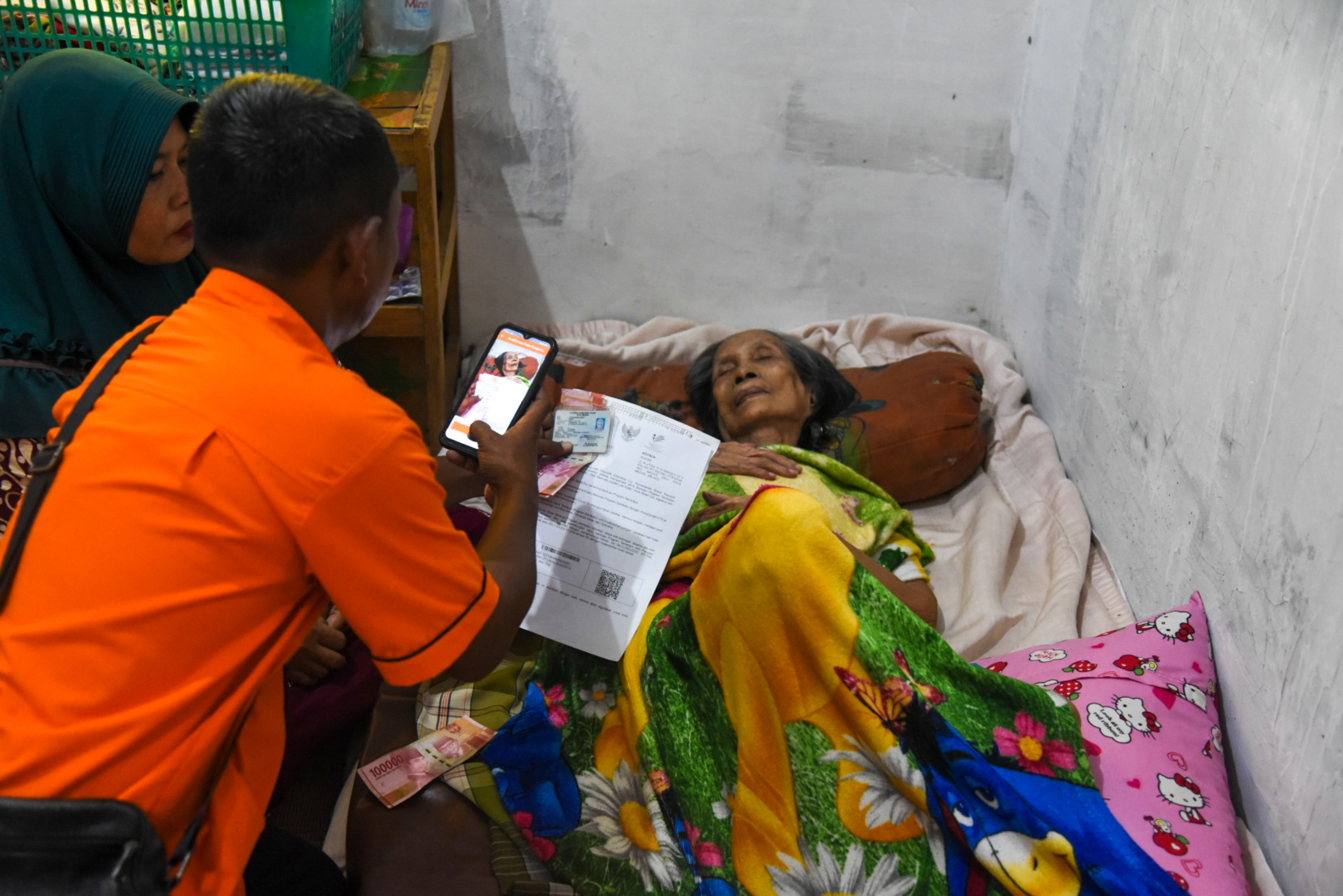 Penyaluran BLT dari Rumah ke Rumah di Medan