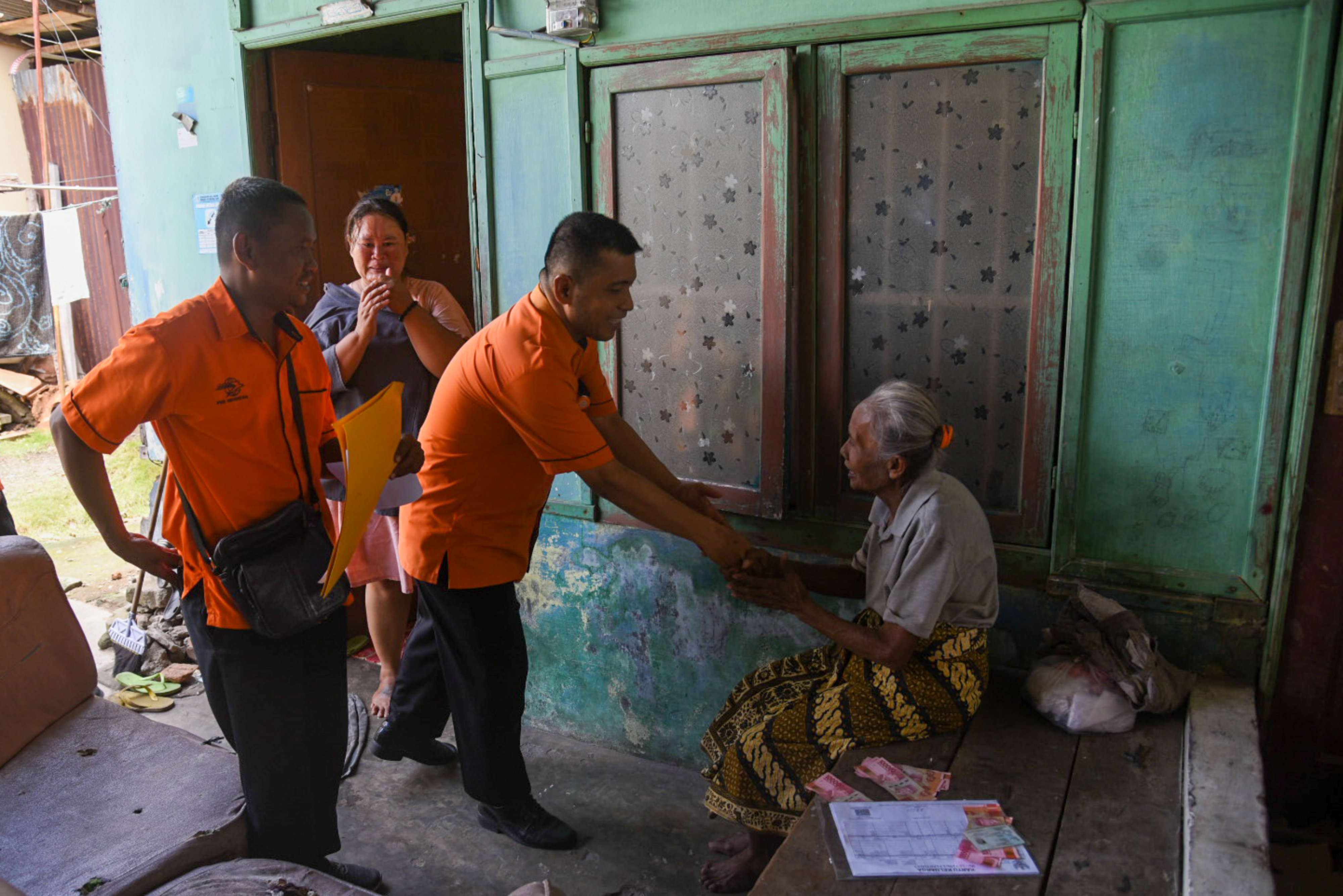 Penyaluran BLT dari Rumah ke Rumah di Medan