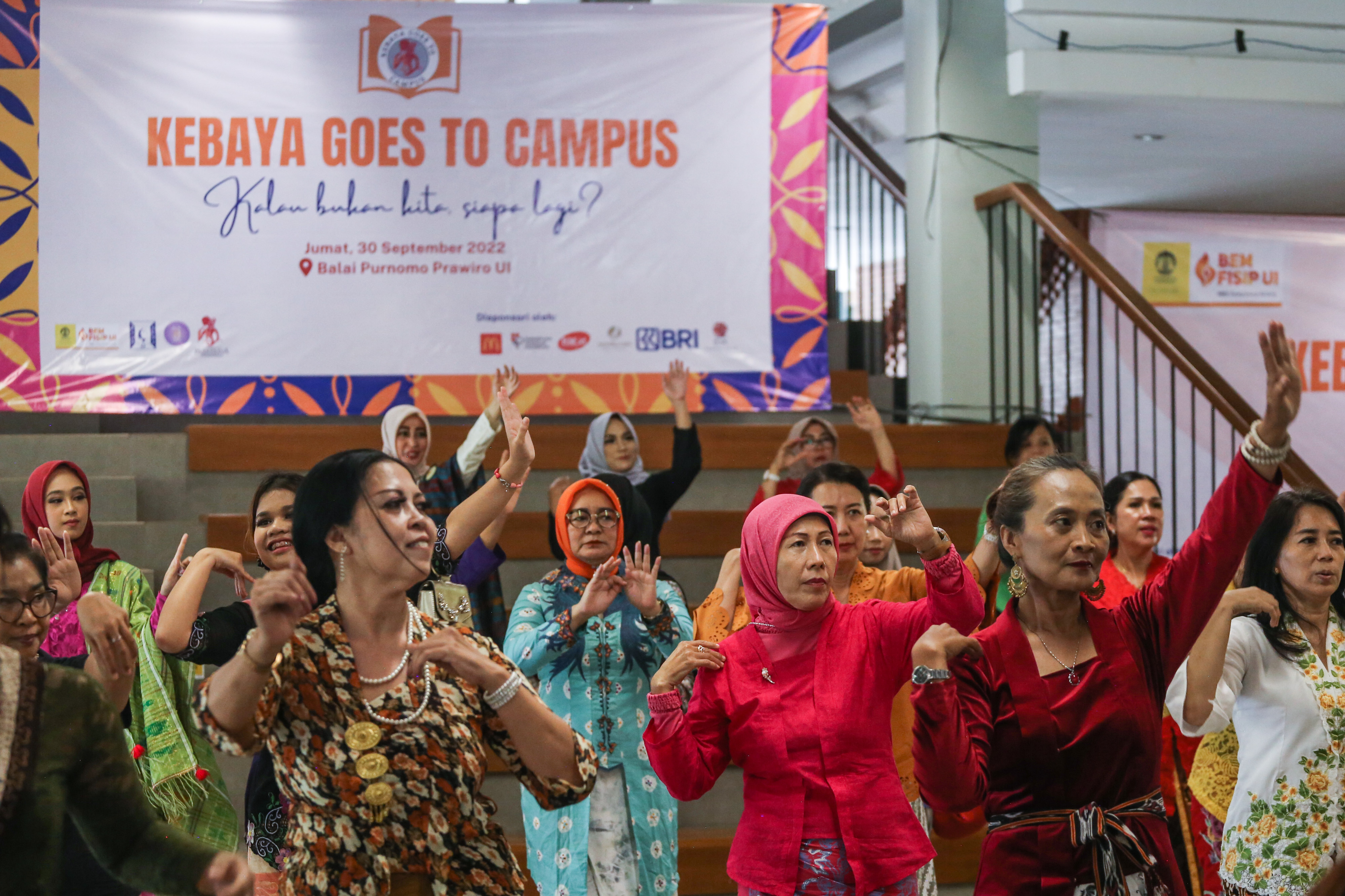 Pengenalan Kebaya Kepada Mahasiswa
