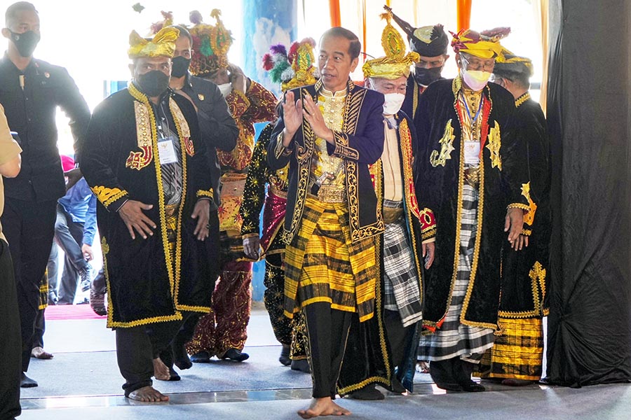 Presiden Jokowi Menerima Gelar Kehormatan dari Kesultanan Buton 