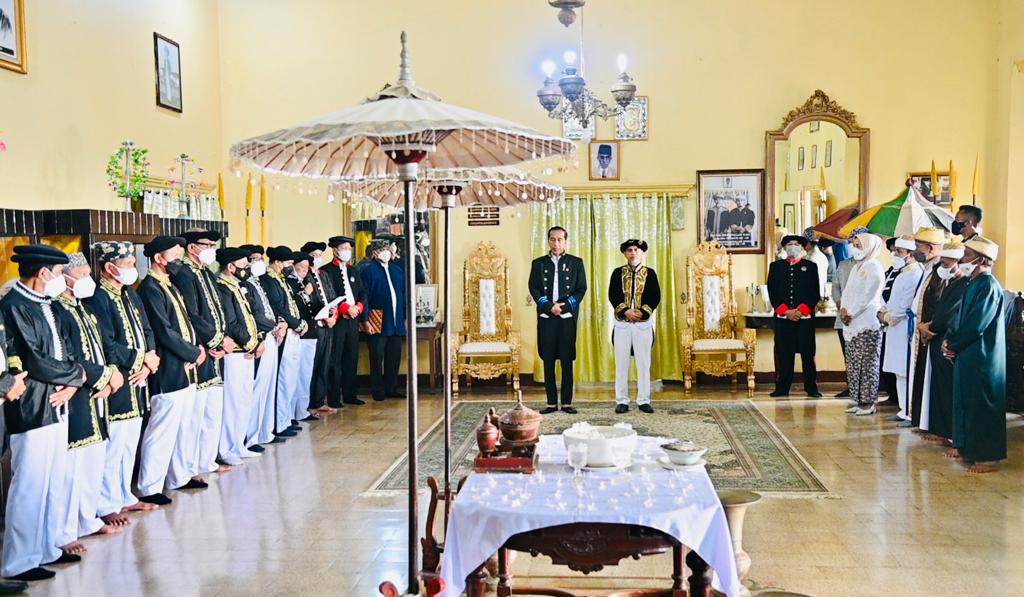 Jokowi Dianugerahi Gelar Kehormatan Adat Kesultanan Ternate