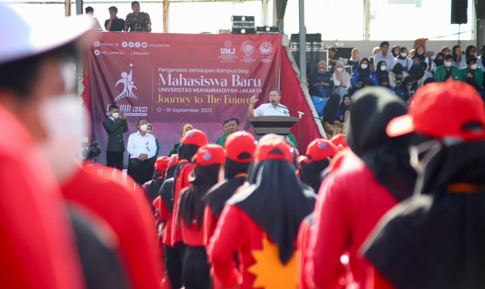 Mendag Beri Kuliah Umum di Hadapan Ribuan Mahasiswa Baru UMJ